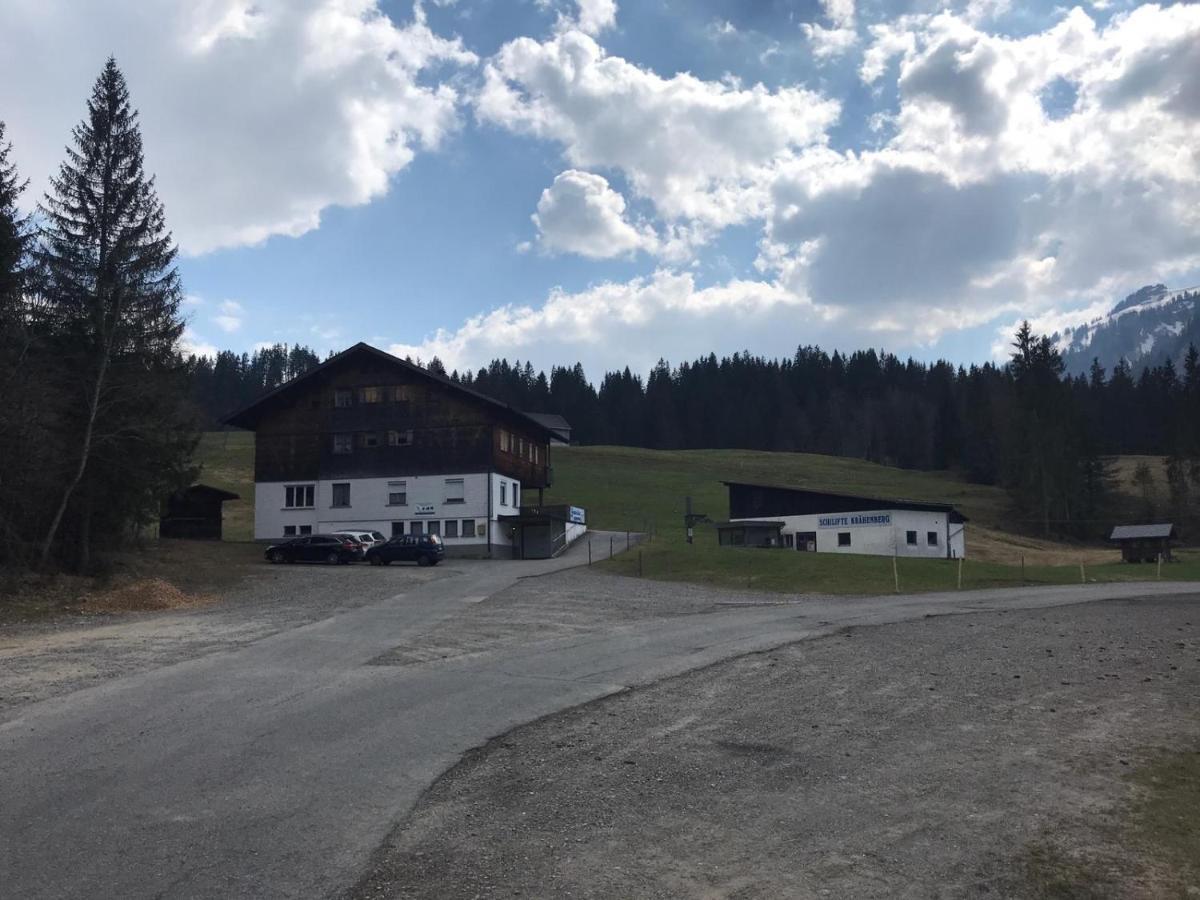 Kraehenberg Am Rande Der Wildnis *